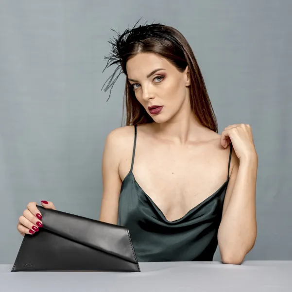 Czarna kopertówka skórzana.