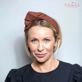Piękna opaska na głowę z supełkiem w brązowym czekoladowym kolorze.