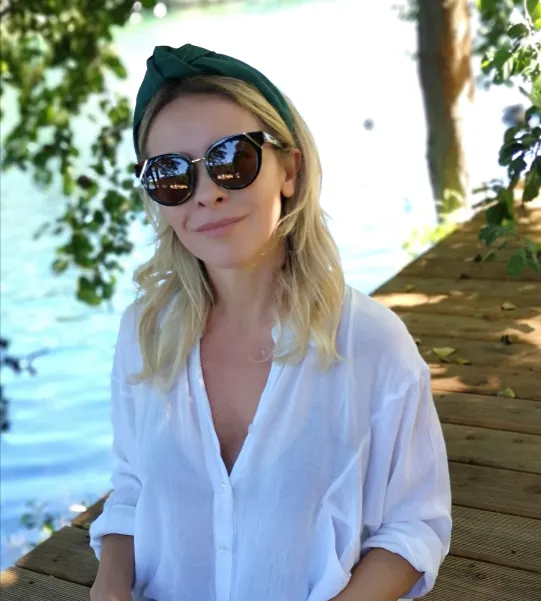 Modna opaska z wiązaniem z lnu butelkowa zieleń.