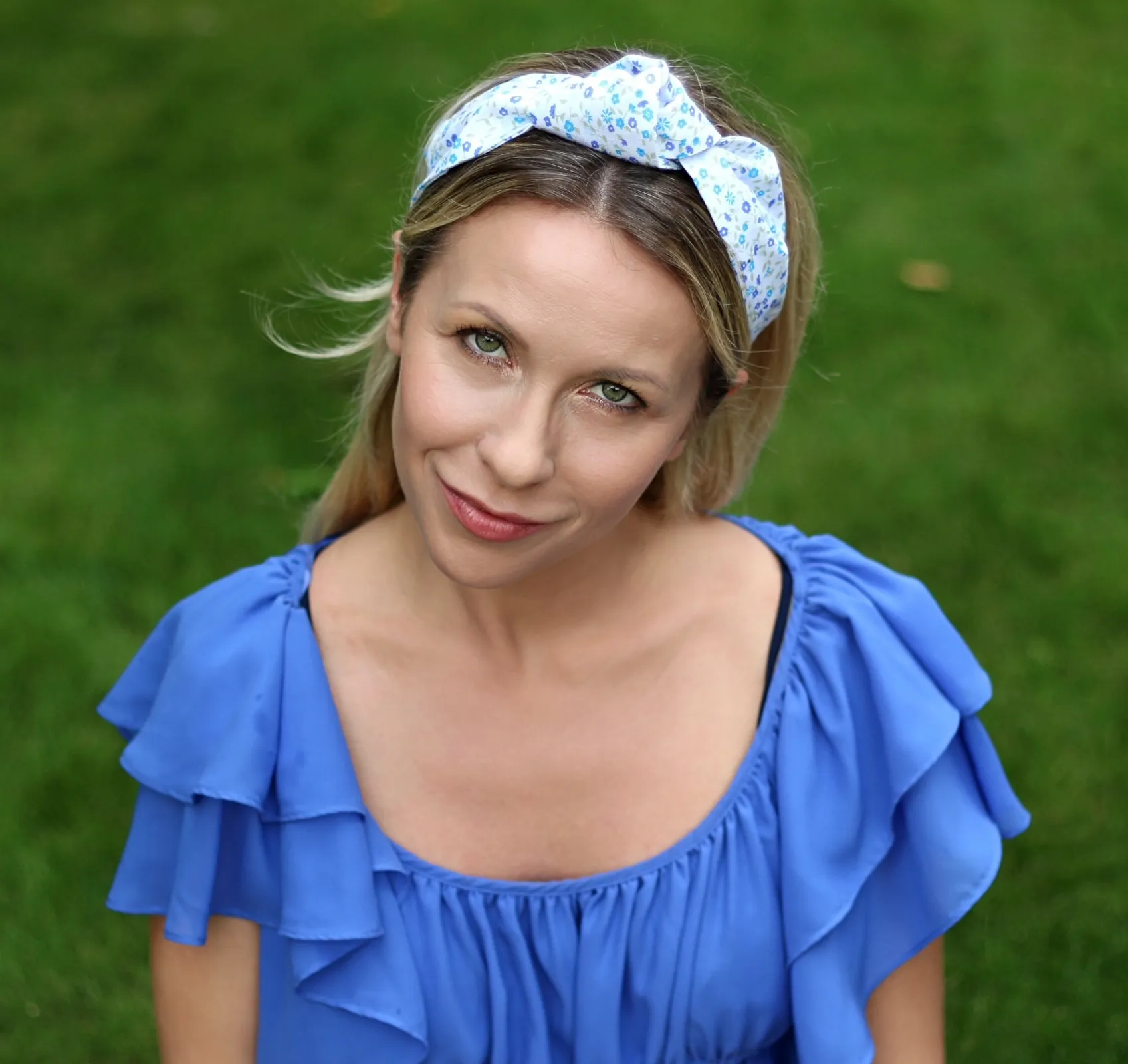 Piękna opaska na głowę w kwiecistą niebieską łączkę.