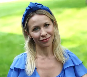 Opaska do włosów z wiązaniem chabrowa.