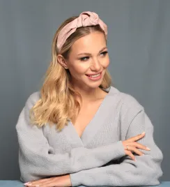 Stylowa opaska do włosów na lato z lnu w kolorze nude w kropki.