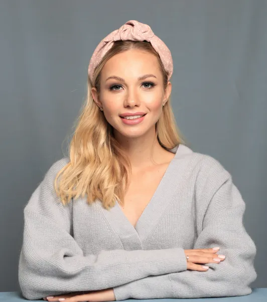 Stylowa opaska do włosów na lato z lnu w kolorze nude w kropki.