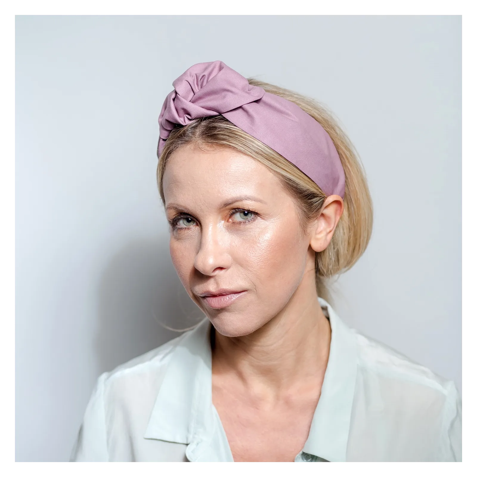 Modna opaska z węzłem brudny róż. Modna opaska z węzłem brudny róż.