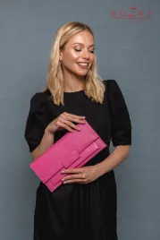 Rzucająca się w oczy torebka wizytowa na wesele ostry róż.