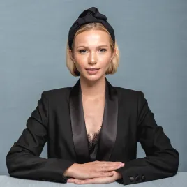 Prosta klasyczna czarna opaska do włosów do pracy i na co dzień z supłem.