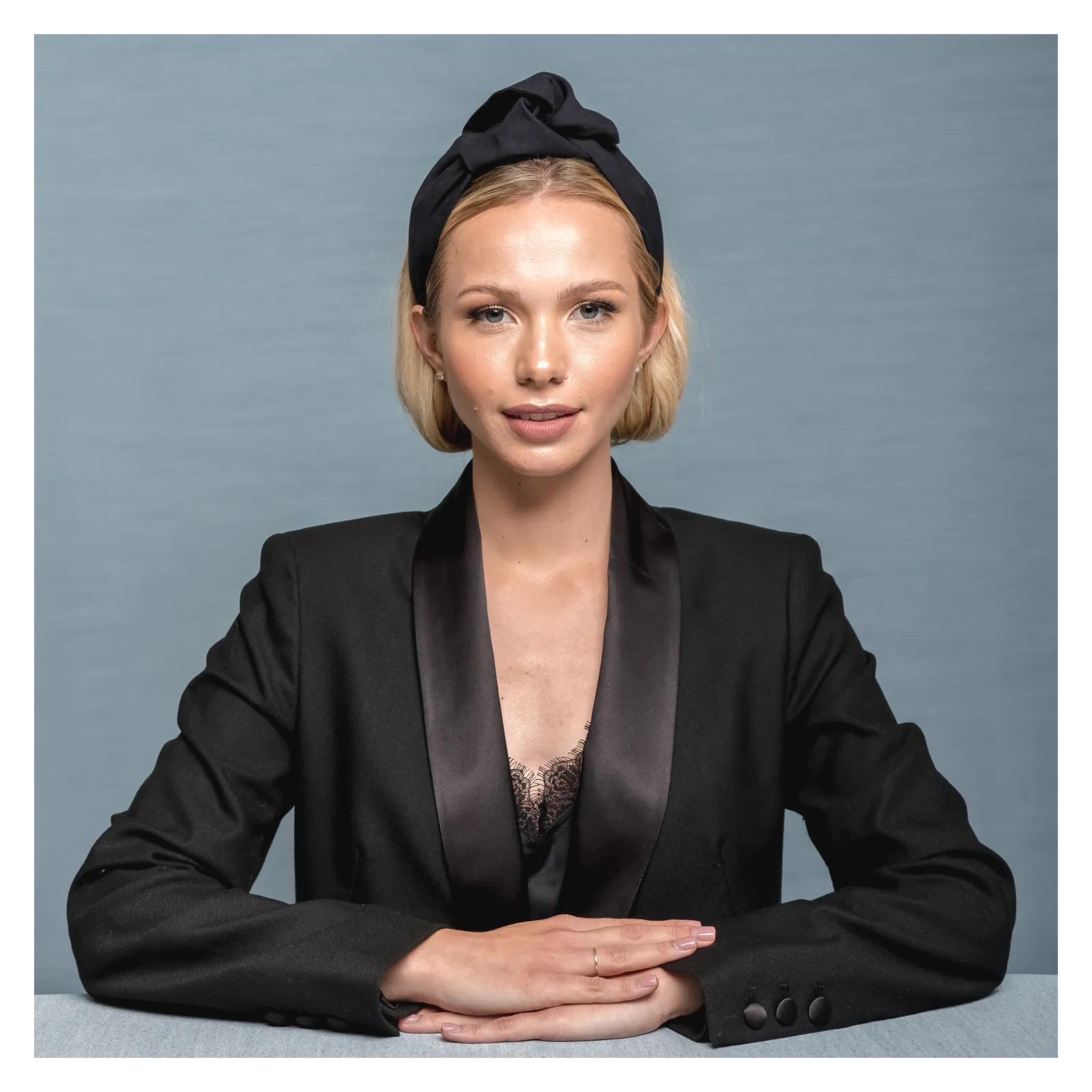 Prosta klasyczna czarna opaska do włosów do pracy i na co dzień z supłem.