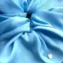 Duża, jedwabista gumka scrunchie w odcieniu błękitu.