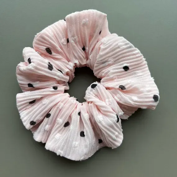 Mała plisowana gumka do włosów różowa.