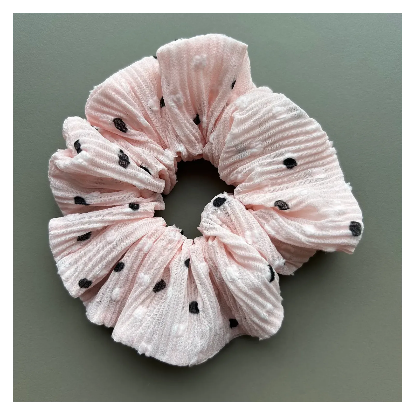 Mała plisowana gumka do włosów różowa.