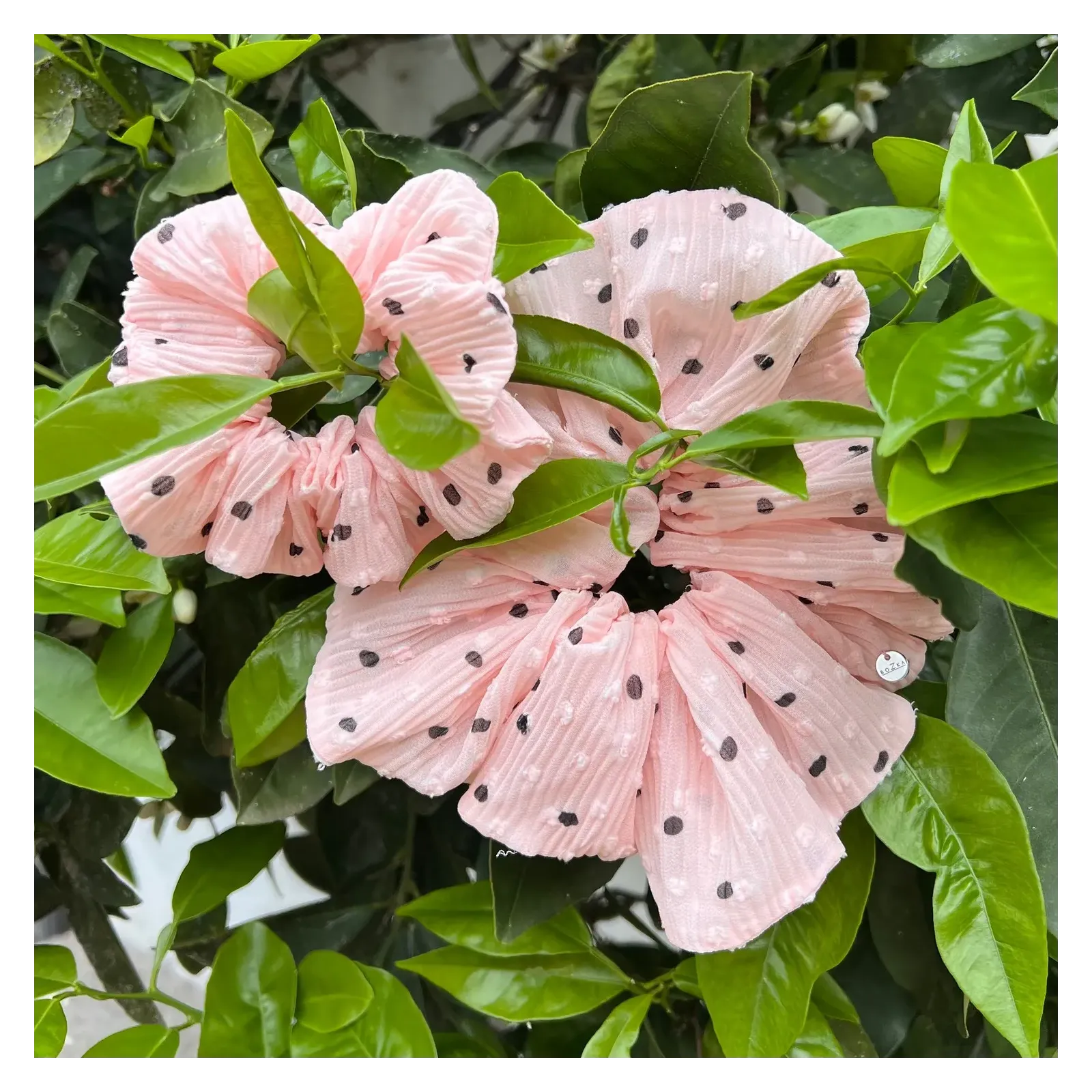 Mała plisowana gumka do włosów różowa.