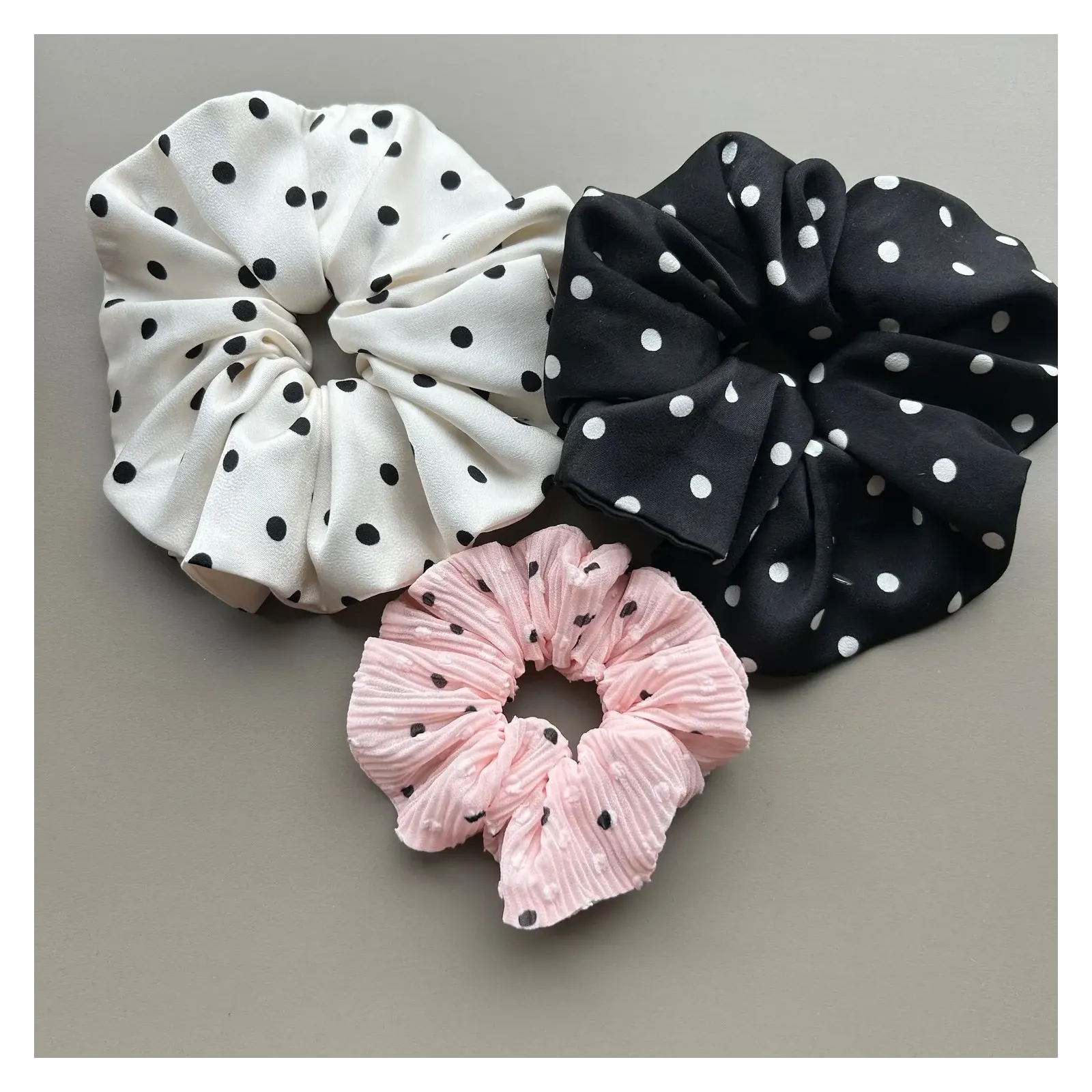 Mała plisowana gumka do włosów różowa.