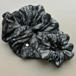 Mała czarno-beżowa gumka scrunchie z koronką.