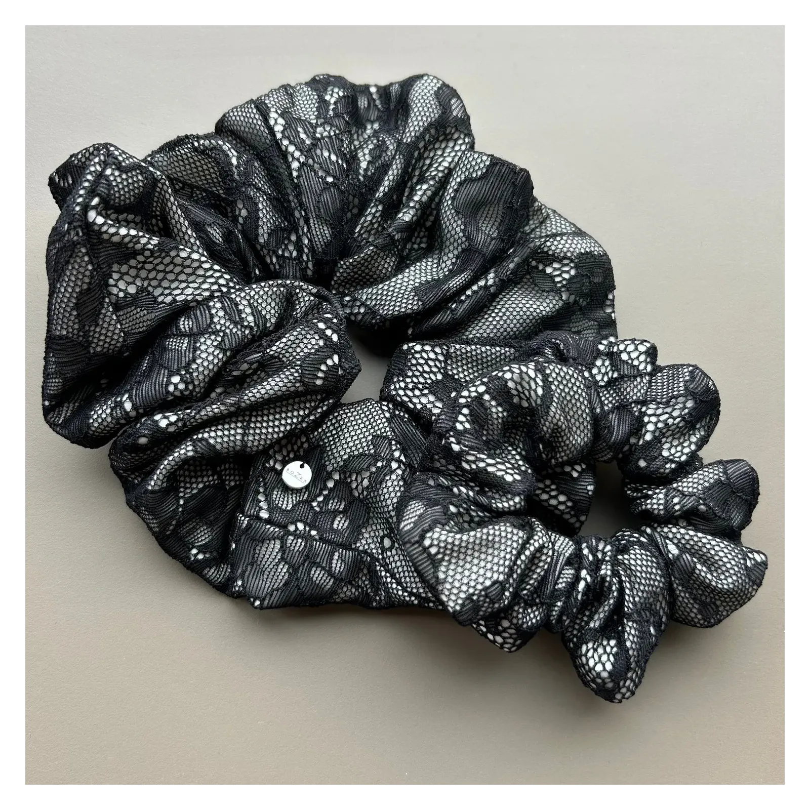 Koronkowa elegancka scrunchie maxi.