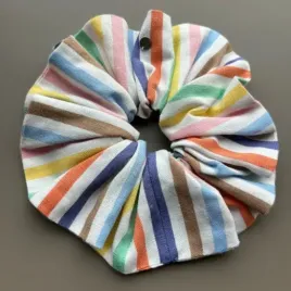 Duża gumka do włosów w kolorowe paseczki.