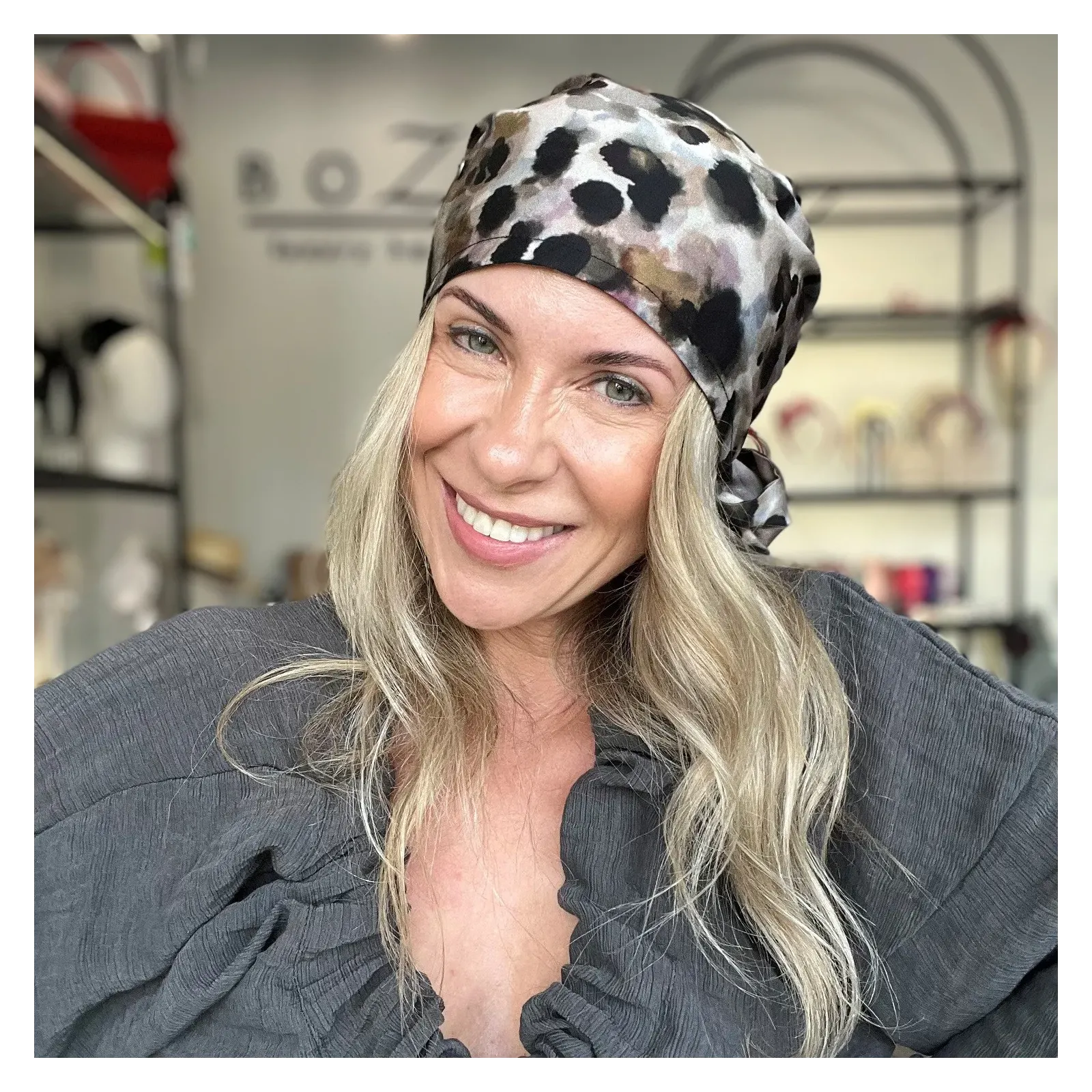 Boho chusta wiązana z artystycznym printem.