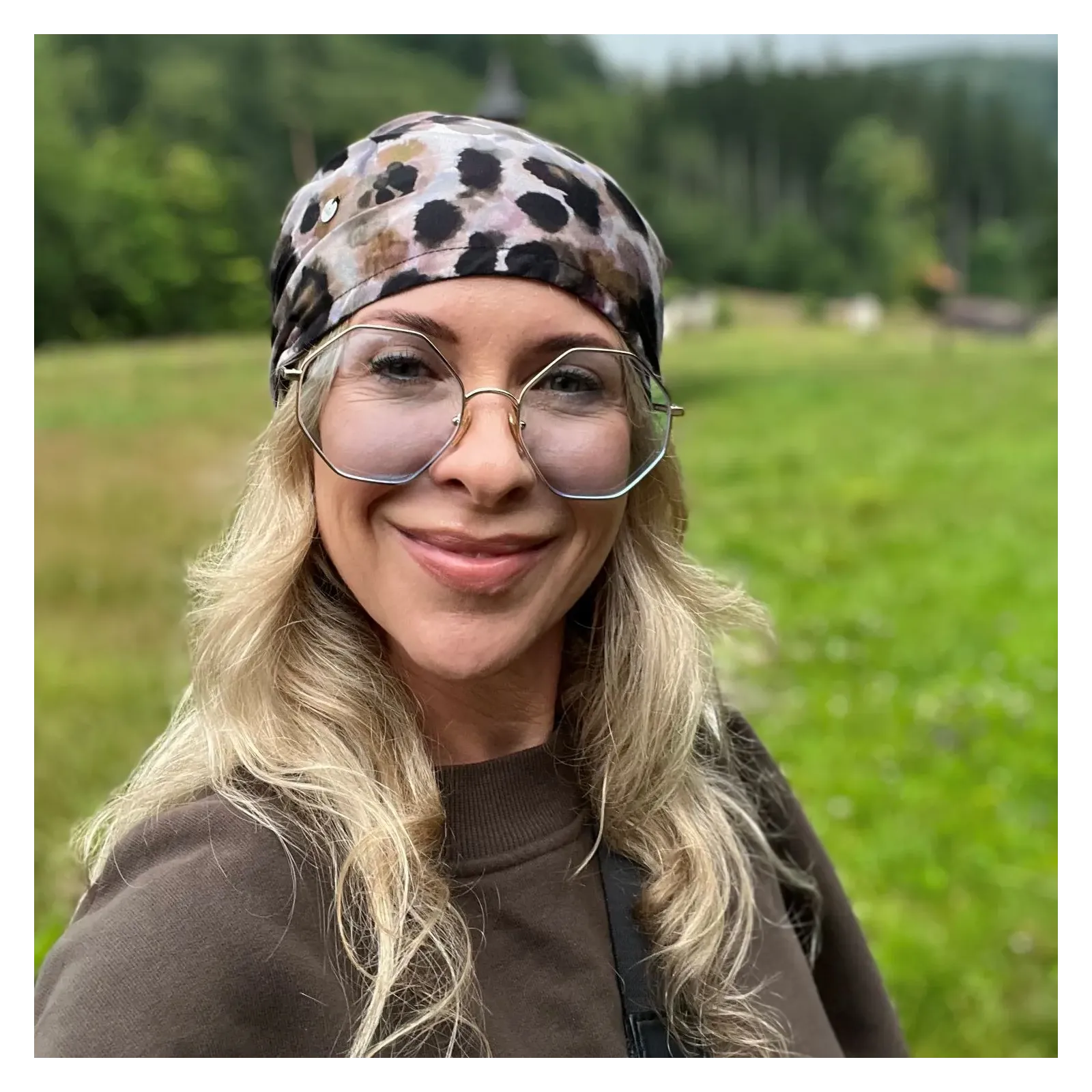 Boho chusta wiązana z artystycznym printem.