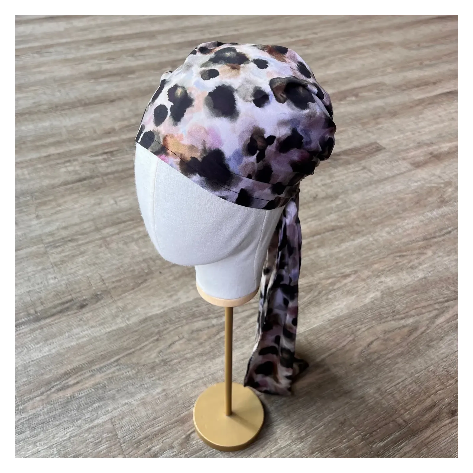 Boho chusta wiązana z artystycznym printem.