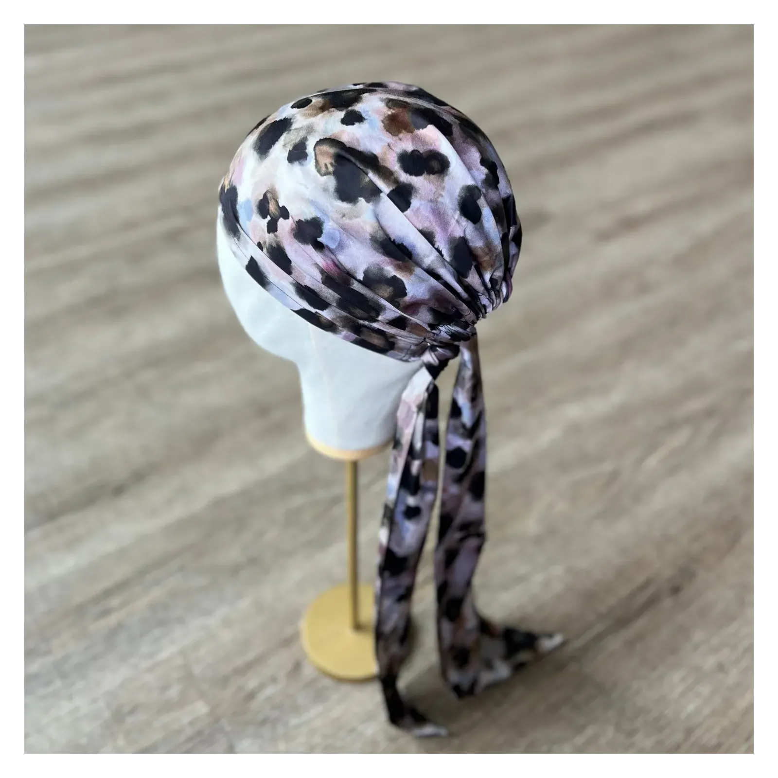 Boho chusta wiązana z artystycznym printem.