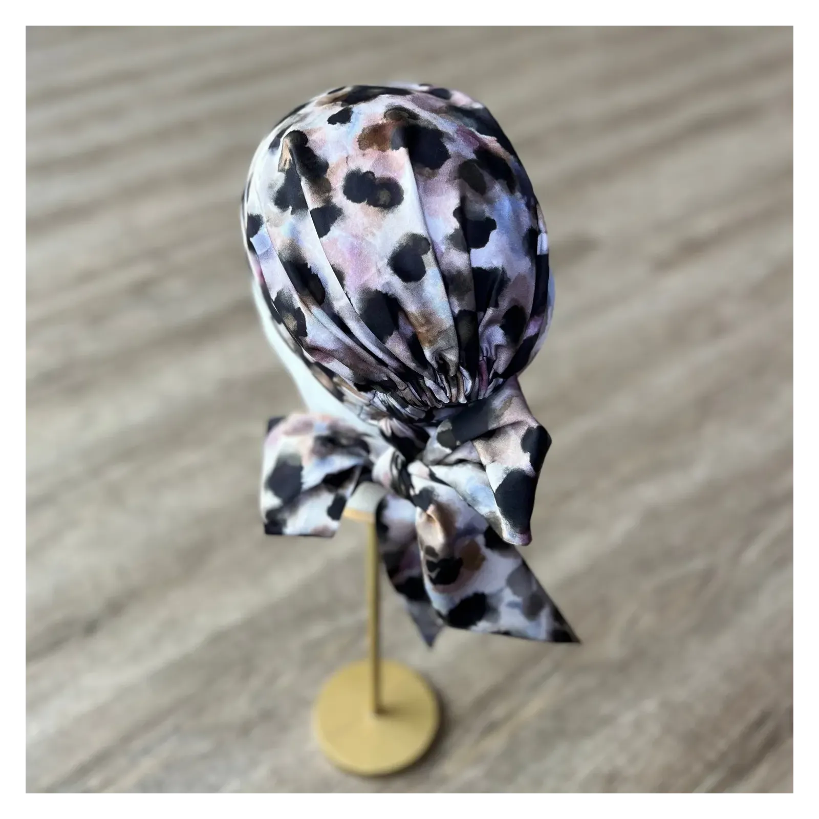 Boho chusta wiązana z artystycznym printem.