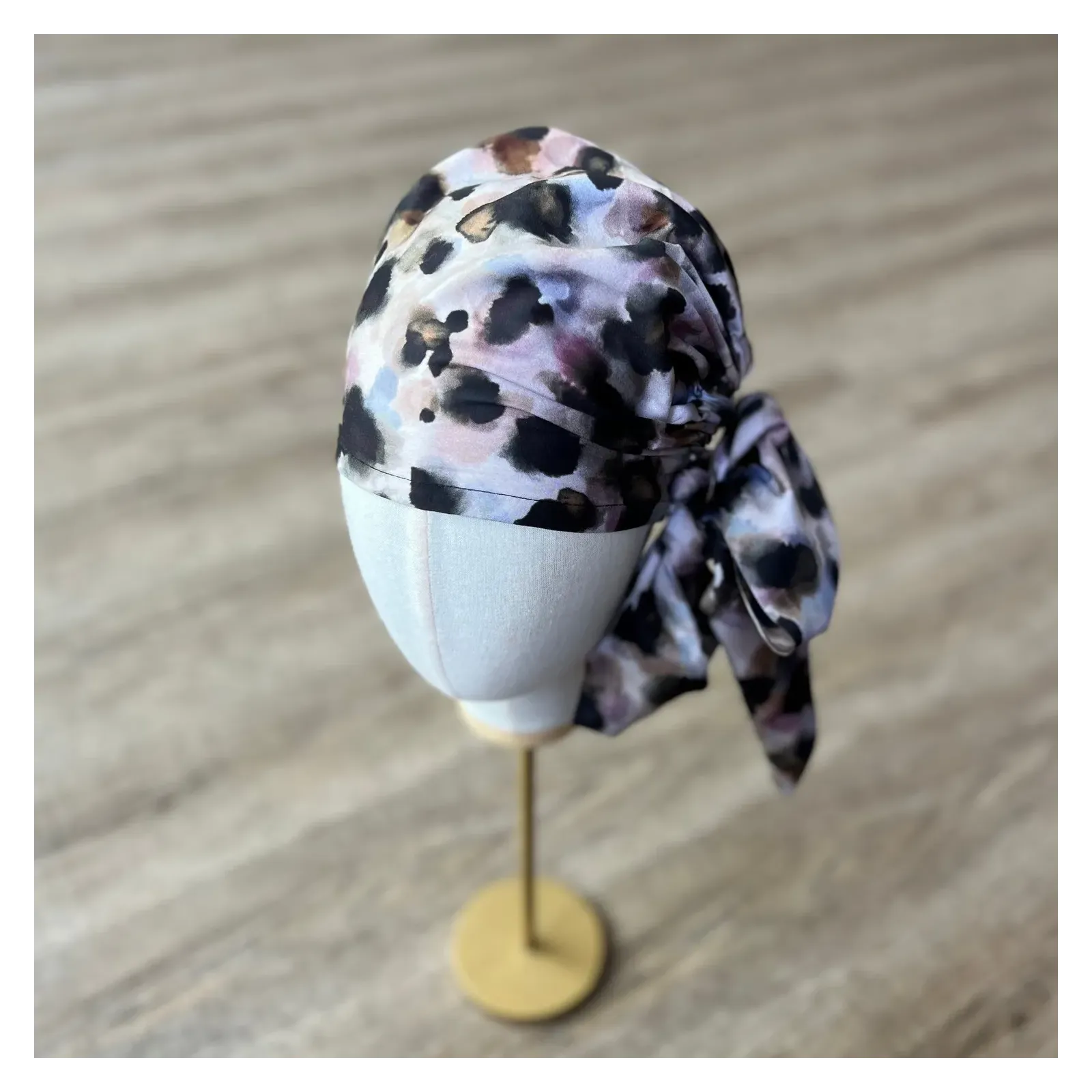 Boho chusta wiązana z artystycznym printem.