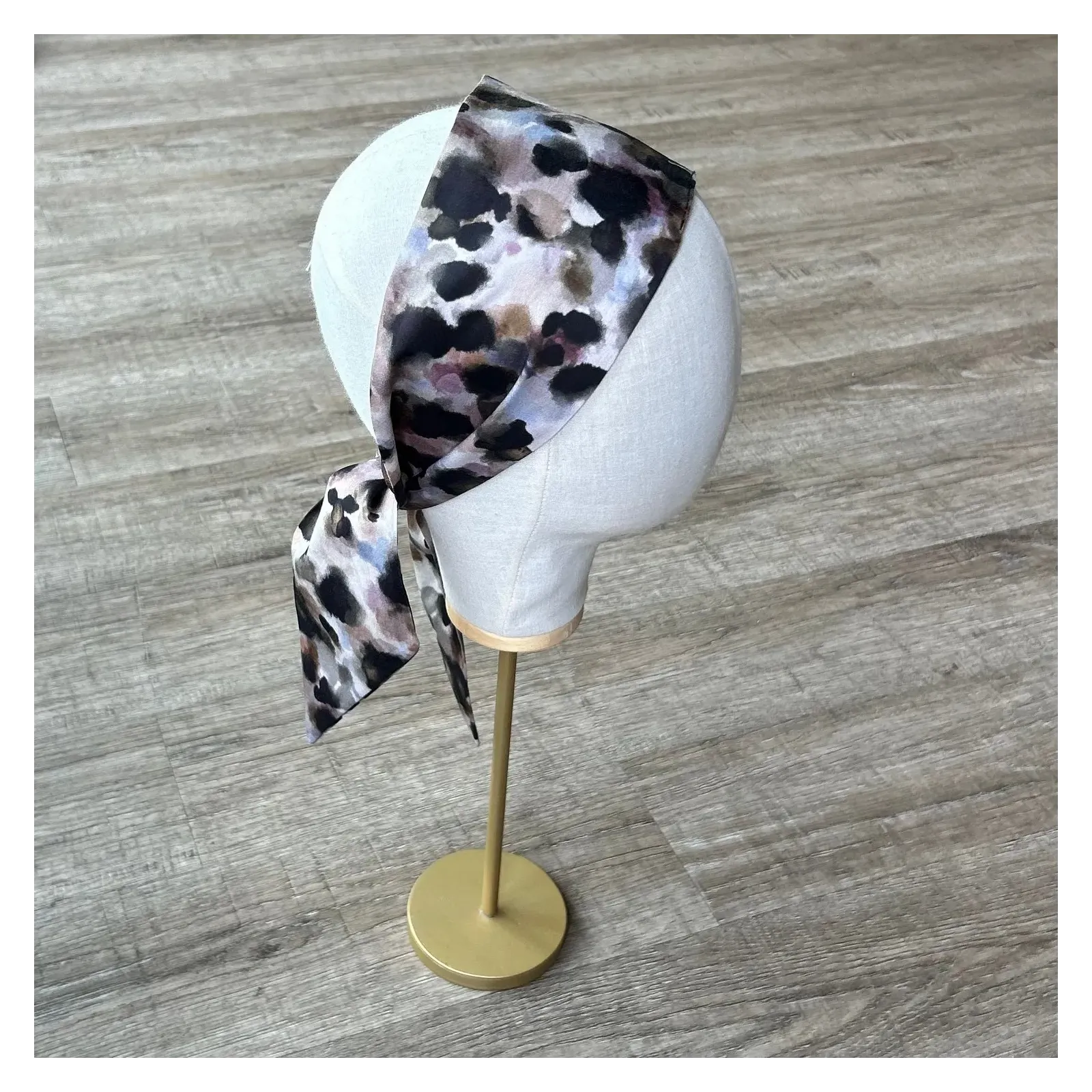 Boho chusta wiązana z artystycznym printem.