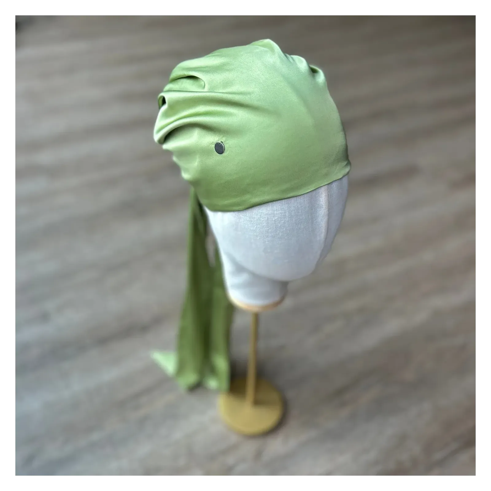 Chusta pistacjowa zieleń o jedwabistym połysku.