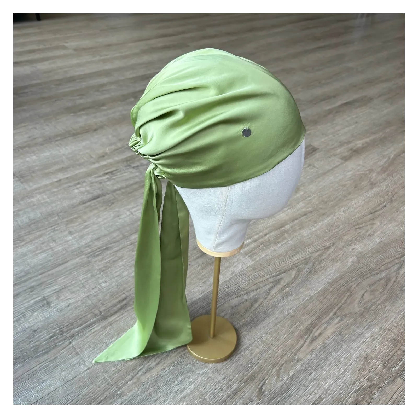 Chusta pistacjowa zieleń o jedwabistym połysku.