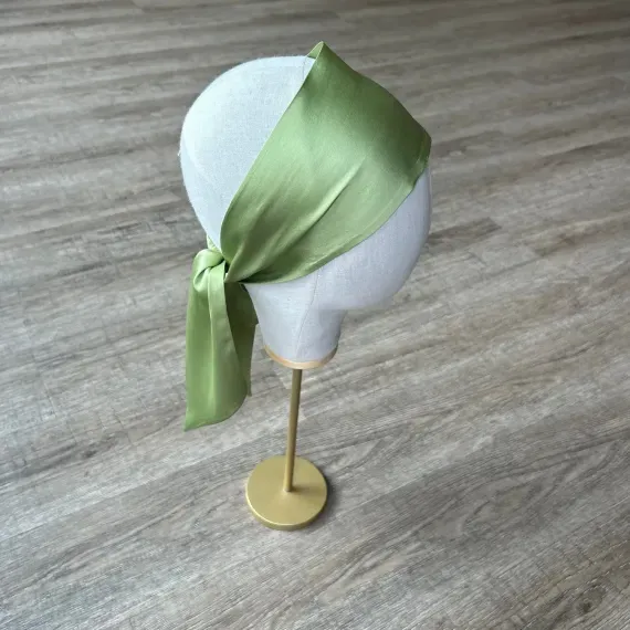 Chusta pistacjowa zieleń o jedwabistym połysku.