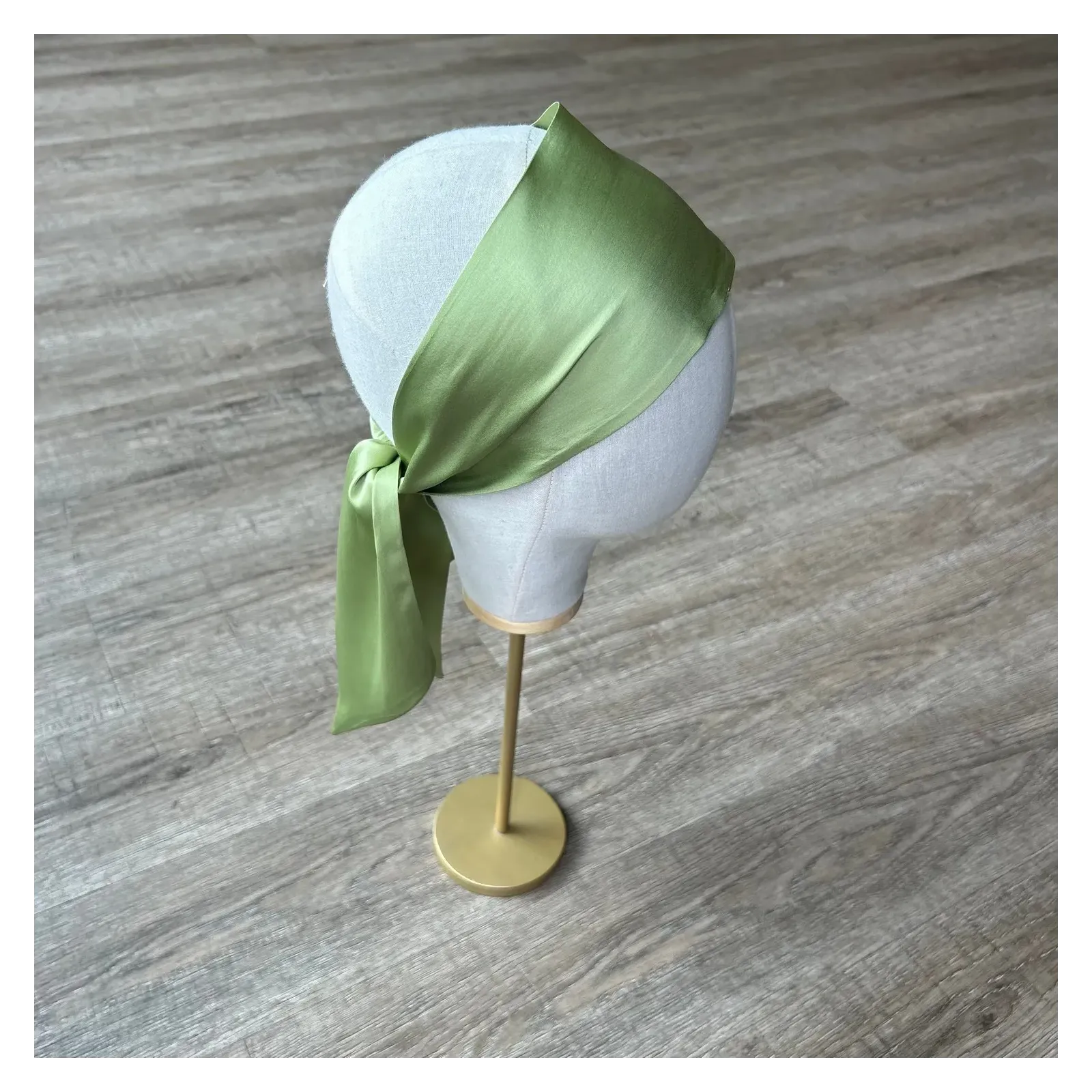 Chusta pistacjowa zieleń o jedwabistym połysku.