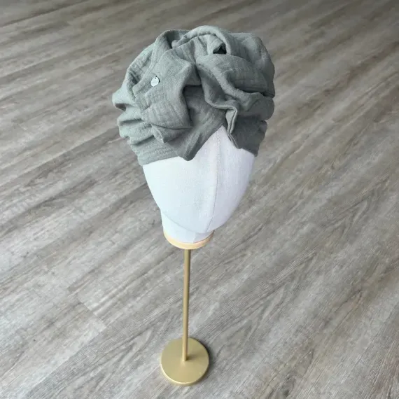 Turban khaki muślinowy z ozdobą.