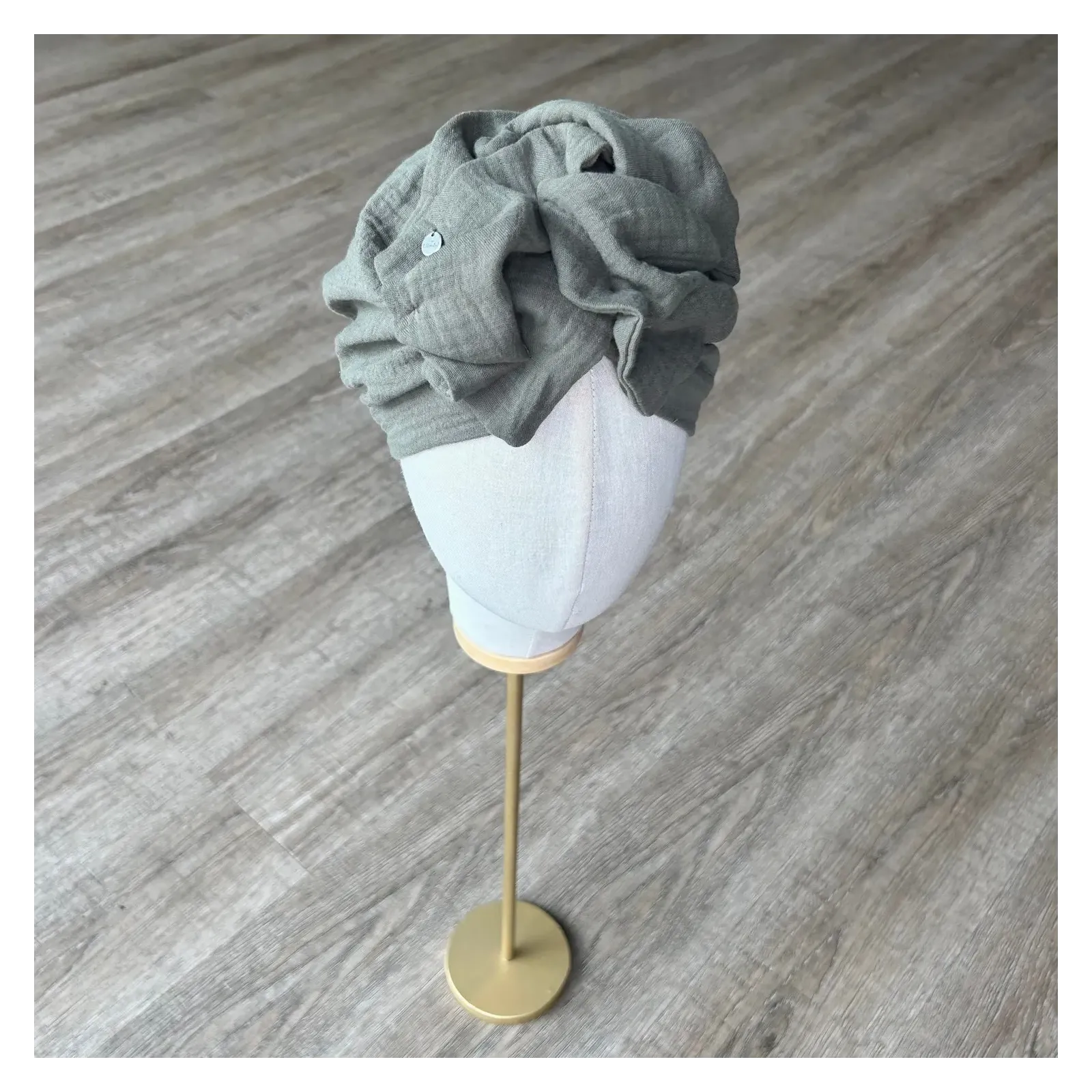 Turban khaki muślinowy z ozdobą.