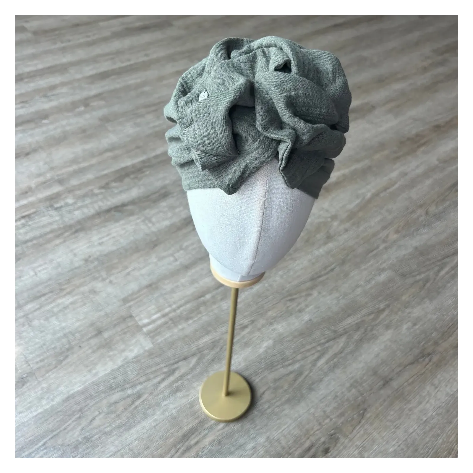 Turban khaki muślinowy z ozdobą.