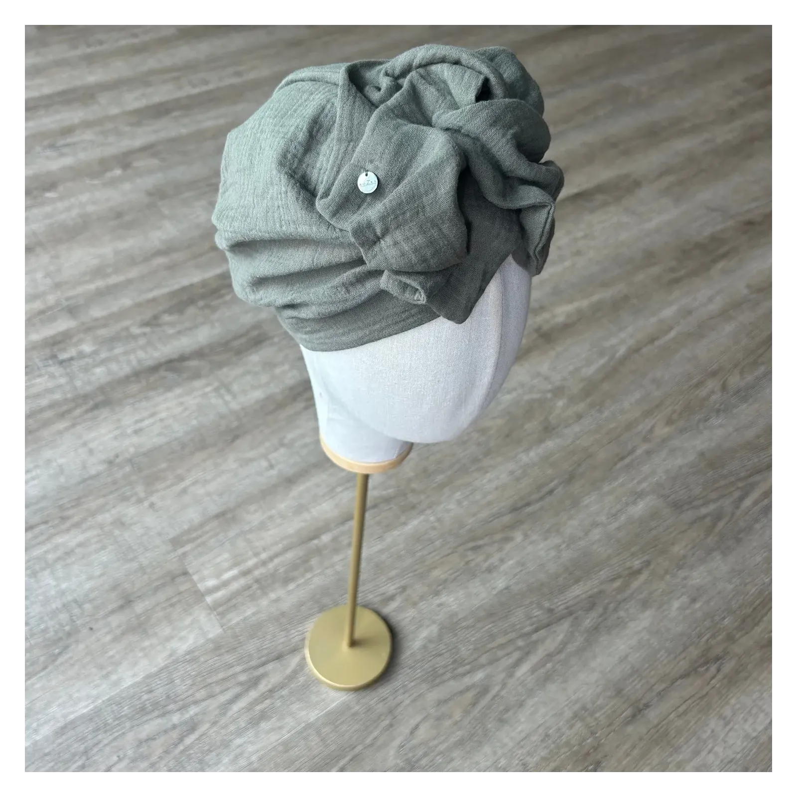 Turban khaki muślinowy z ozdobą.