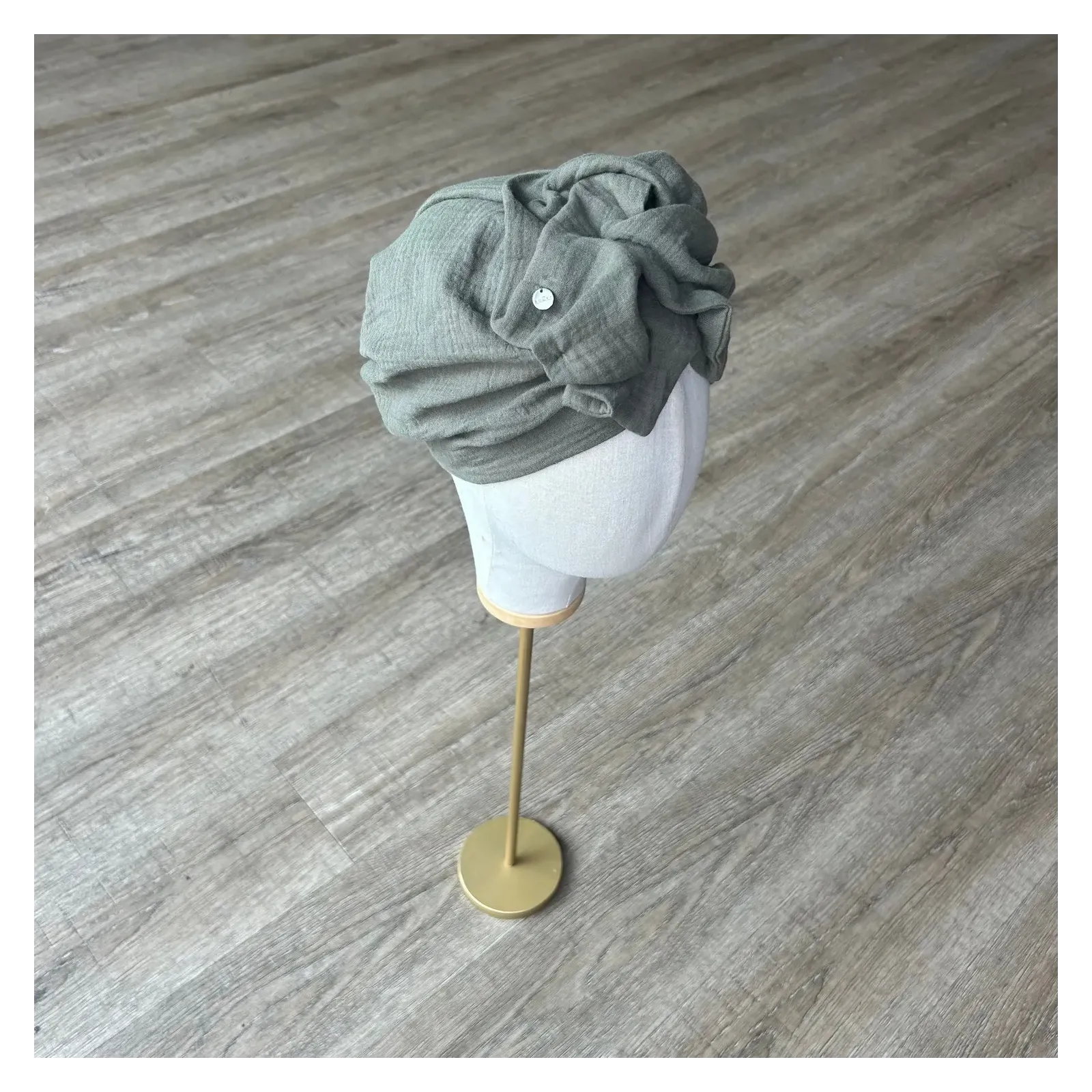 Turban khaki muślinowy z ozdobą.