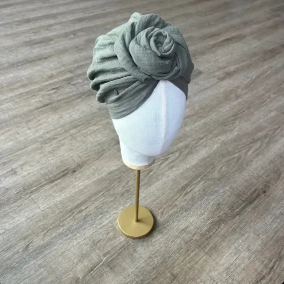 Turban muślinowy khaki z ozdobną różą.