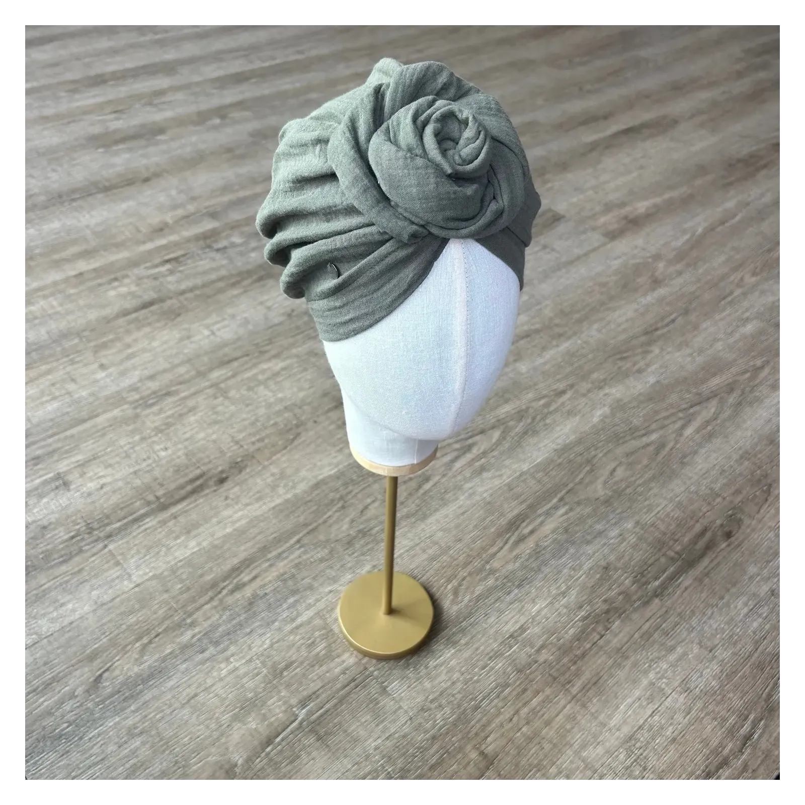 Turban muślinowy khaki z ozdobną różą.