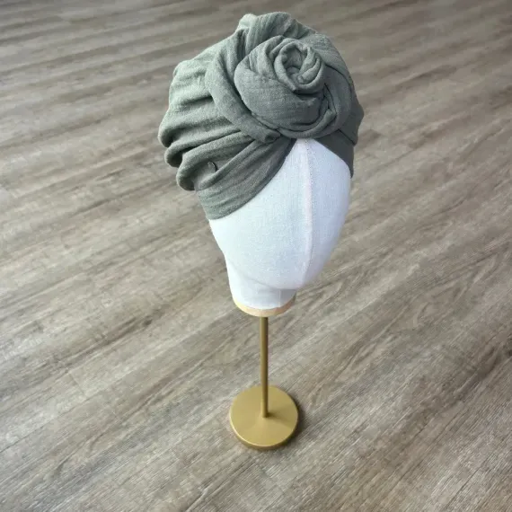 Turban muślinowy khaki z ozdobną różą.