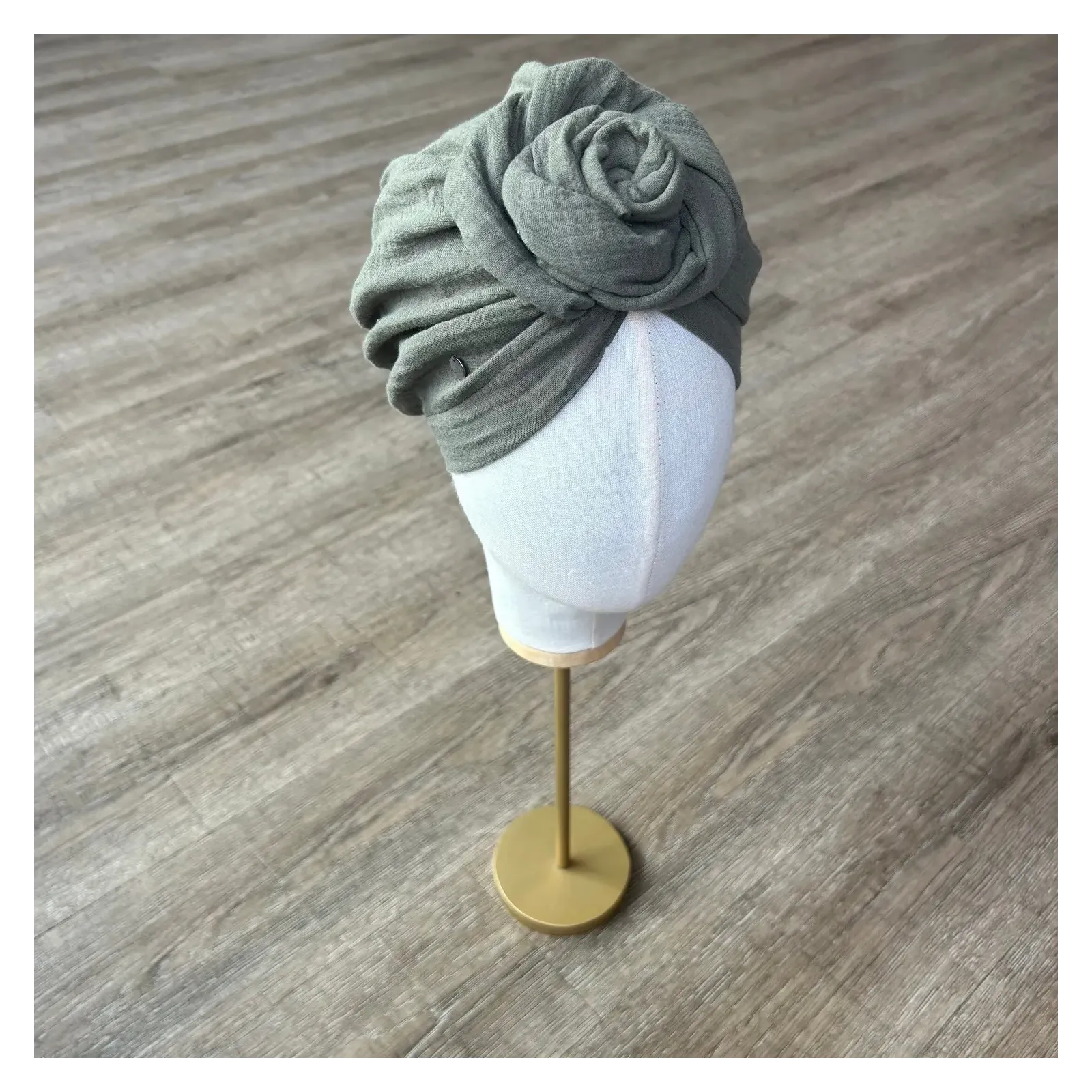 Turban muślinowy khaki z ozdobną różą.