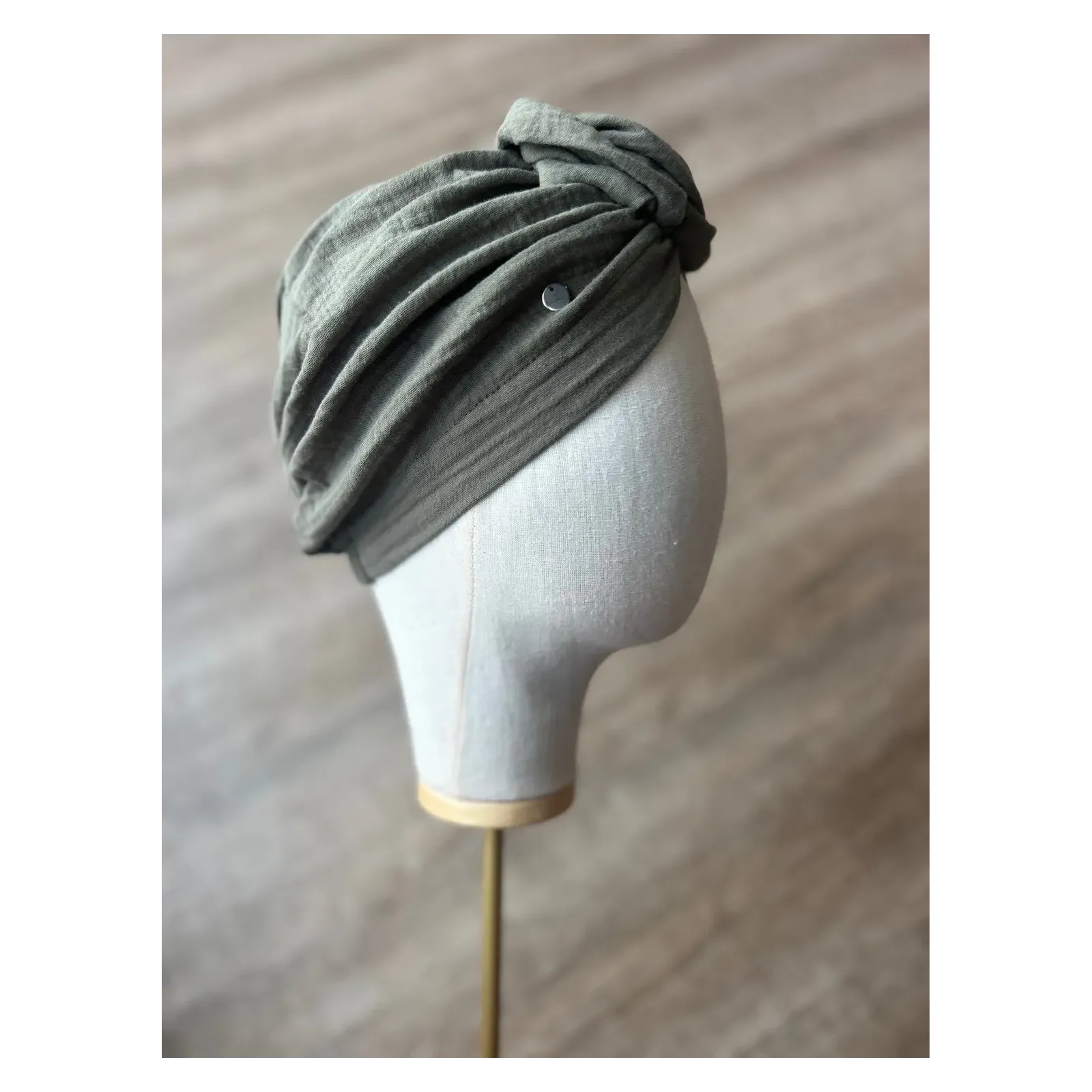 Turban muślinowy khaki z ozdobną różą.
