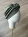 Turban muślinowy khaki z ozdobną różą.