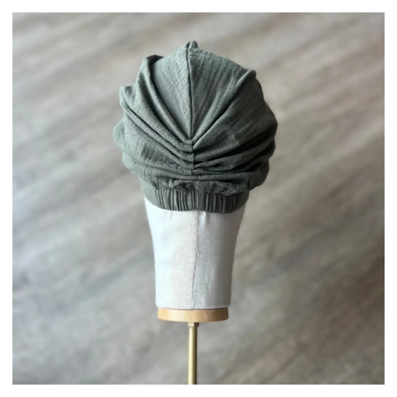 Turban muślinowy khaki z ozdobną różą.