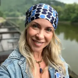 Niebiesko-granatowa chusta z geometrycznym wzorem.