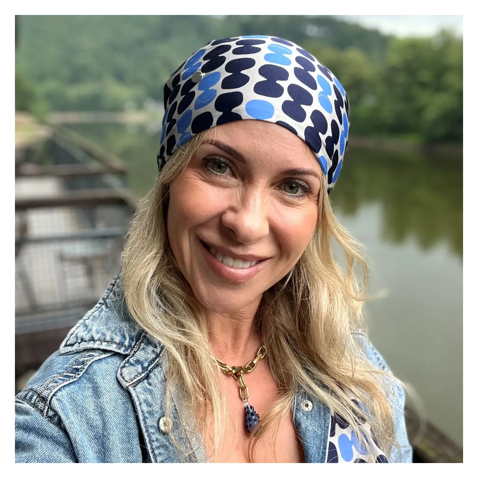 Niebiesko-granatowa chusta z geometrycznym wzorem.