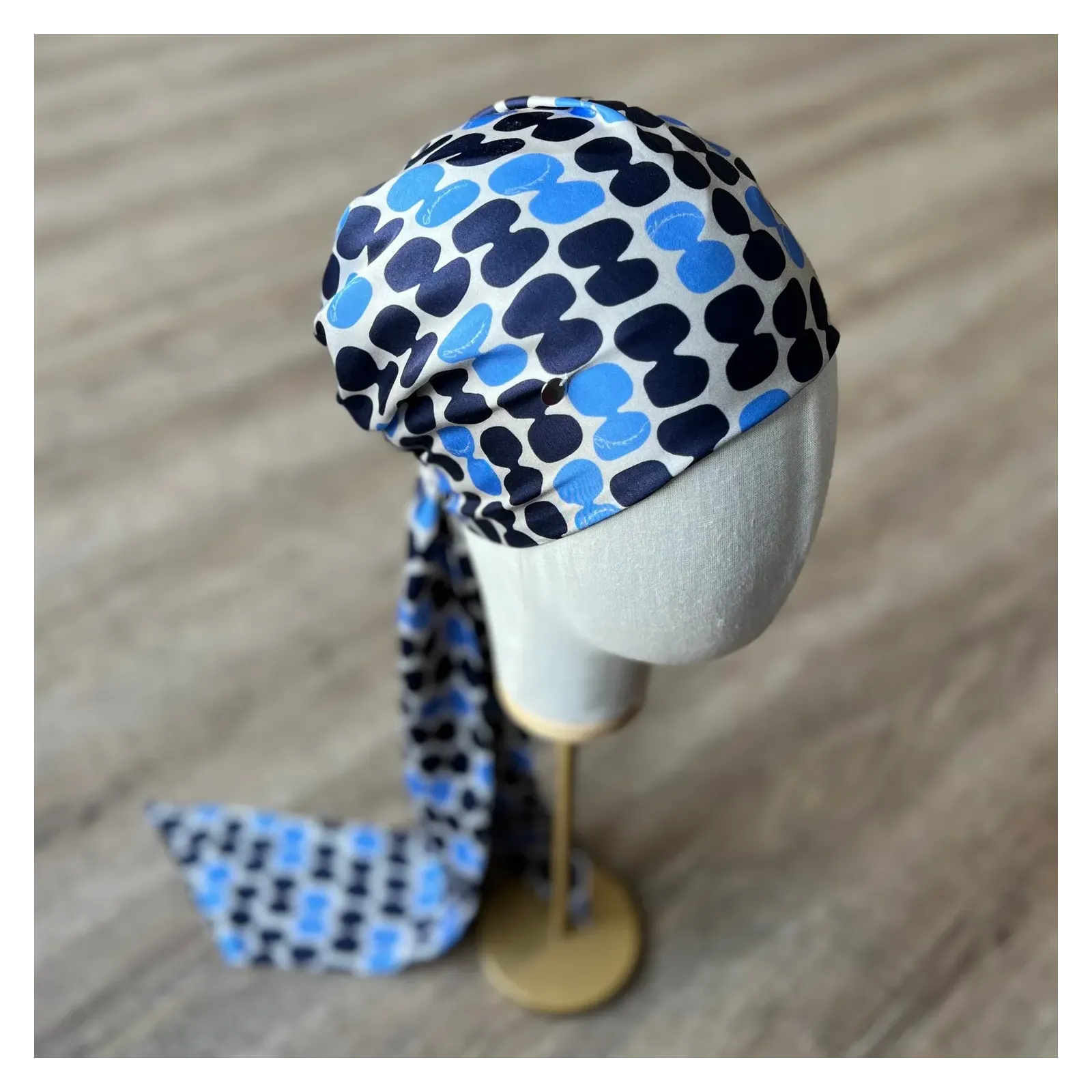 Niebiesko-granatowa chusta z geometrycznym wzorem.