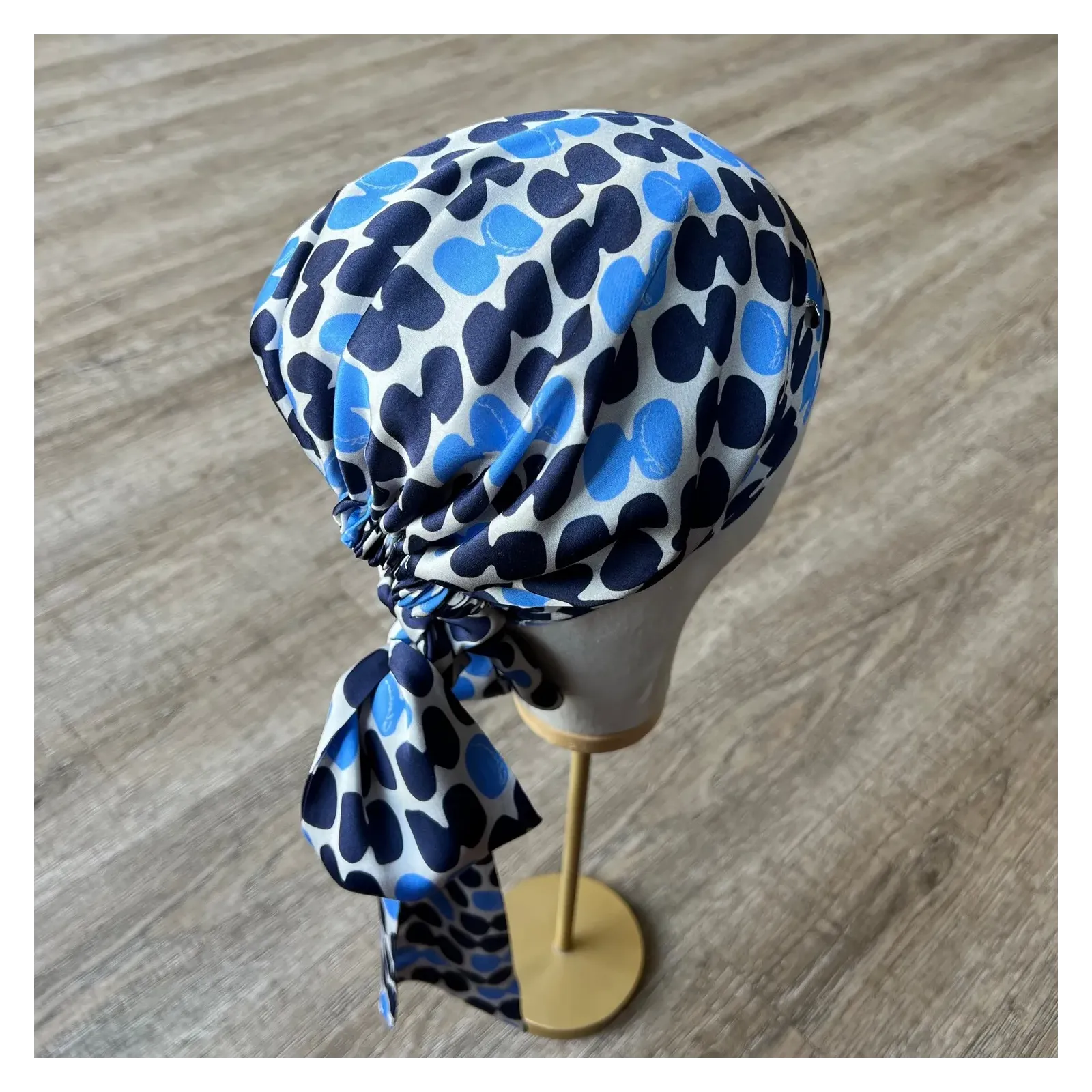 Niebiesko-granatowa chusta z geometrycznym wzorem.