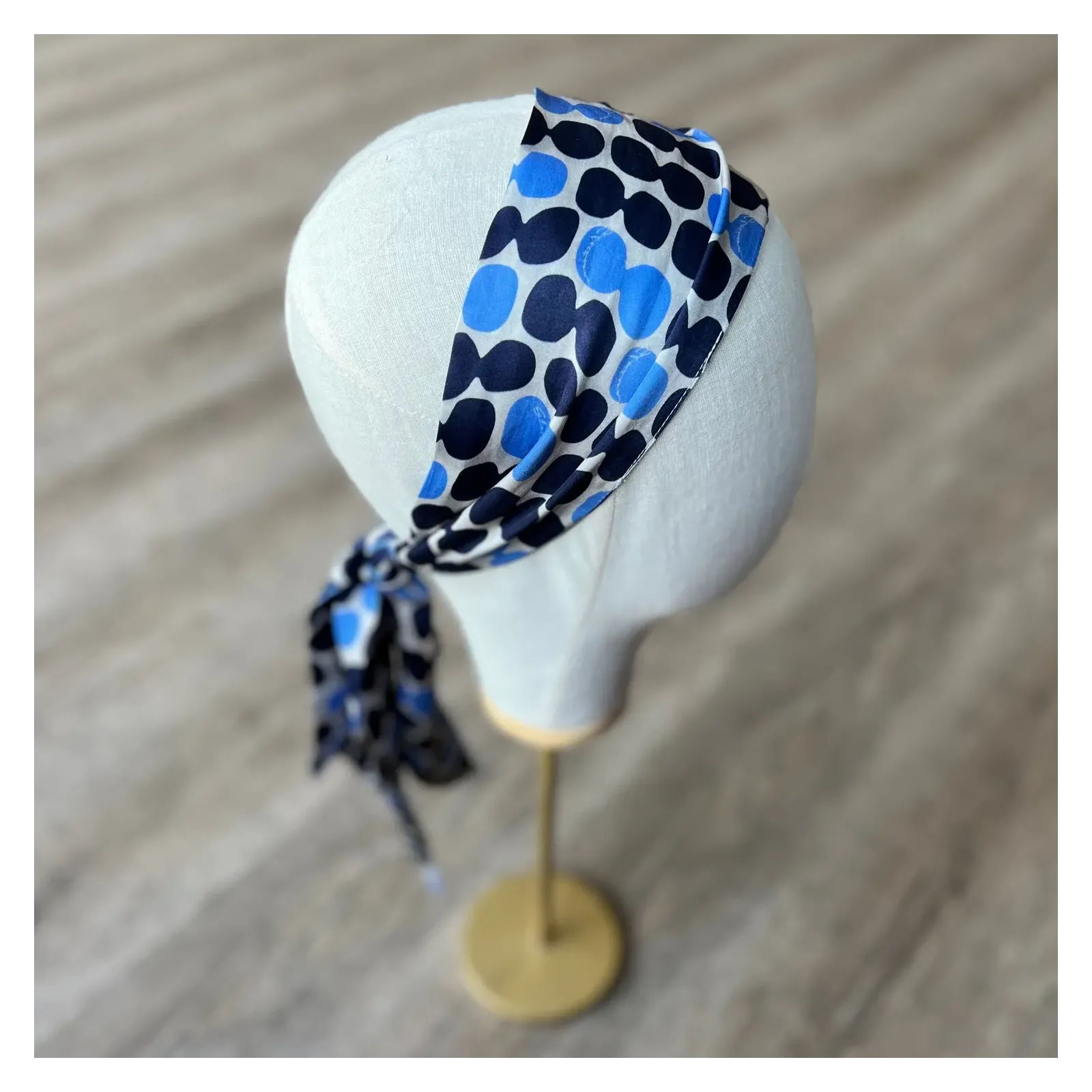 Niebiesko-granatowa chusta z geometrycznym wzorem.