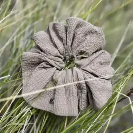 Duża beżowa scrunchie do włosów z fakturą.