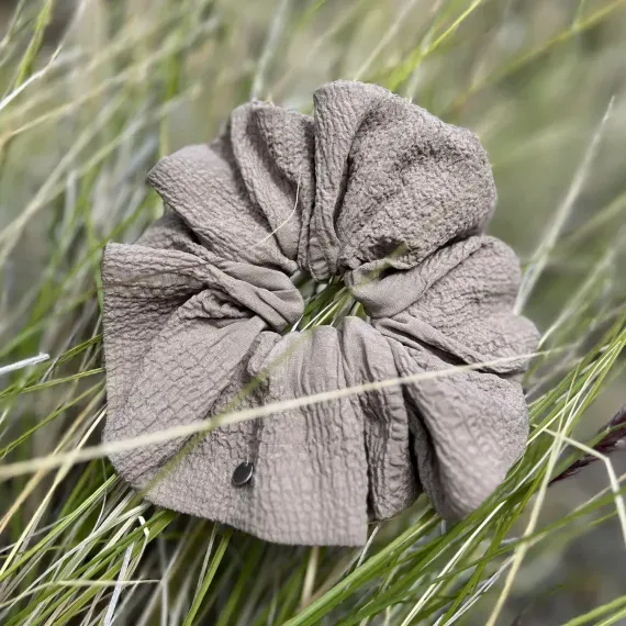 Duża beżowa scrunchie do włosów z fakturą.