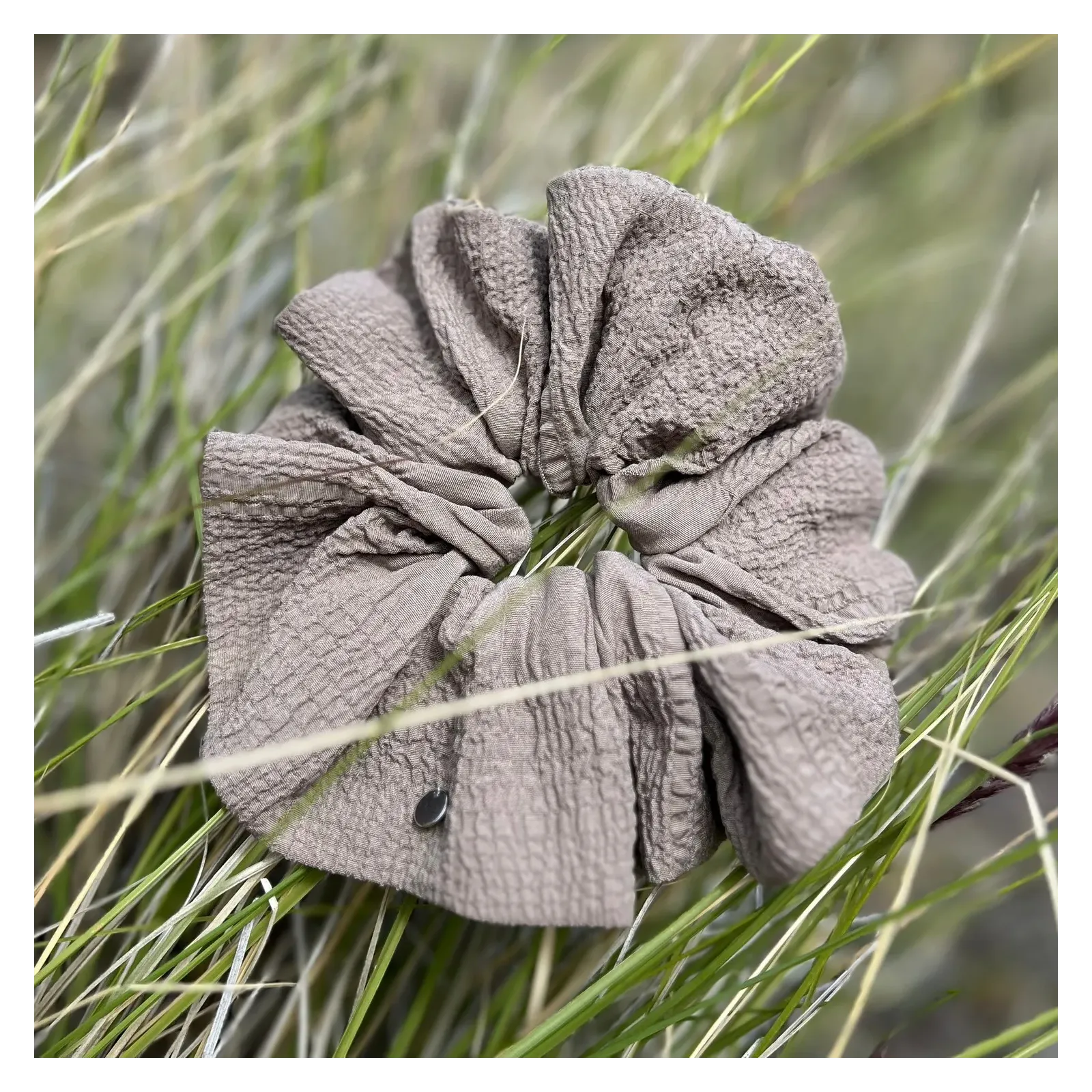 Duża beżowa scrunchie do włosów z fakturą.